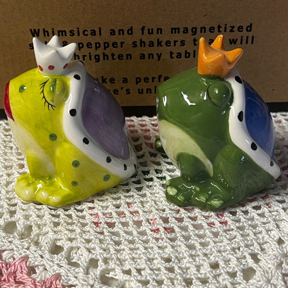 Frog Salt & Pepper Shakers Magnetized Kissing Frogs Ceramic - Picture 3 of 14